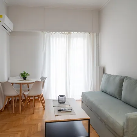 Spacious 2 Bedroom Next To Acropolis Apartment